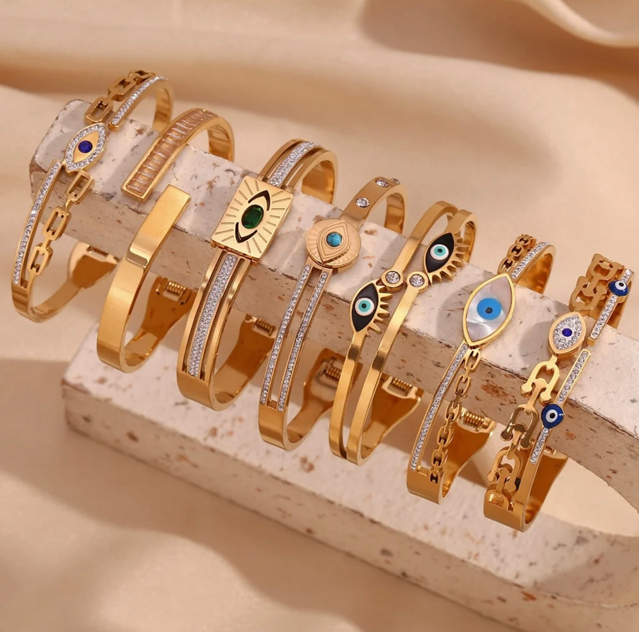Wvil eye zircon bangle