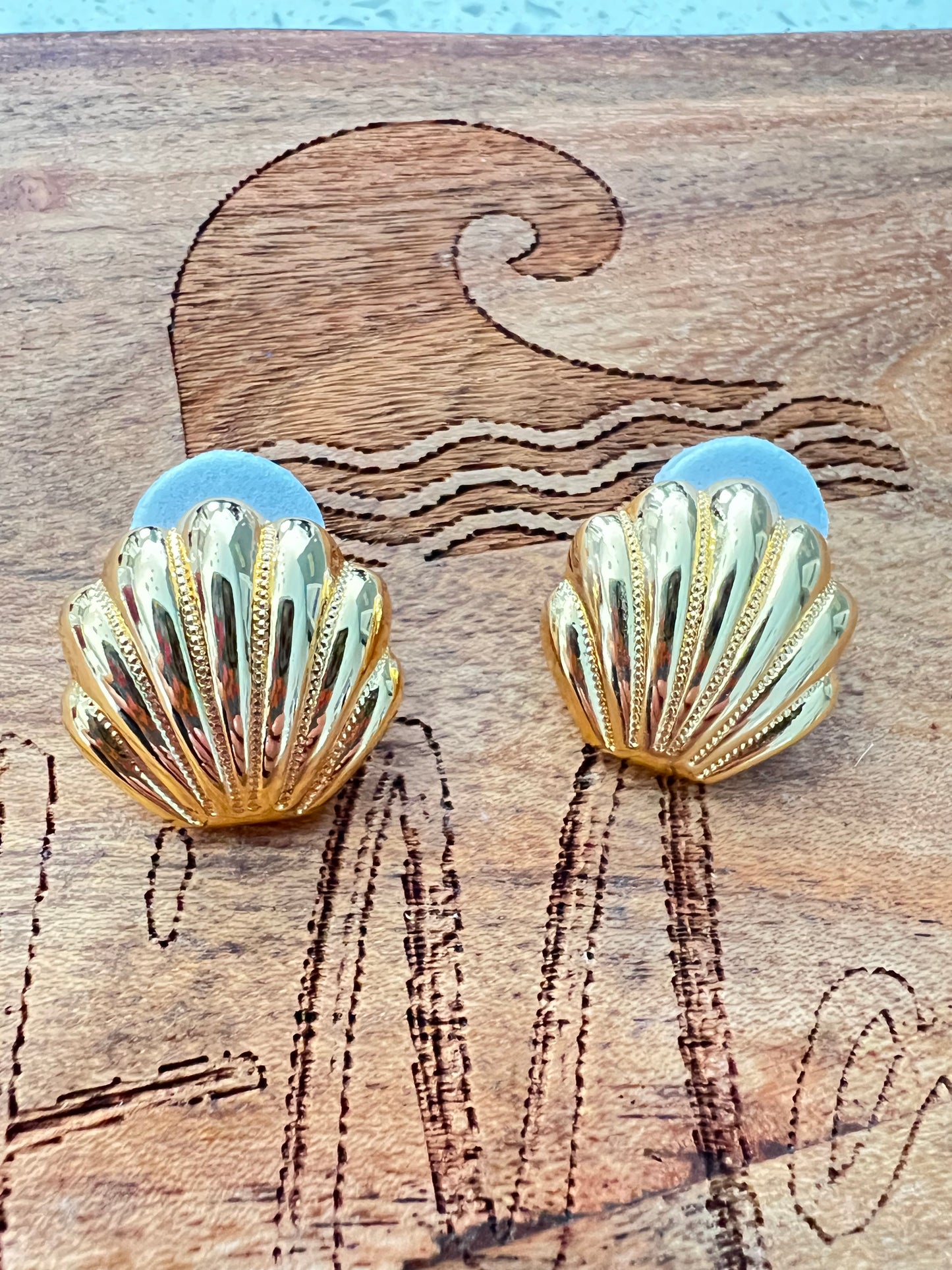 Scallop stud earrings