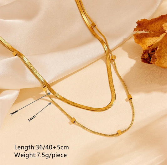 Double layered necklace with boxes